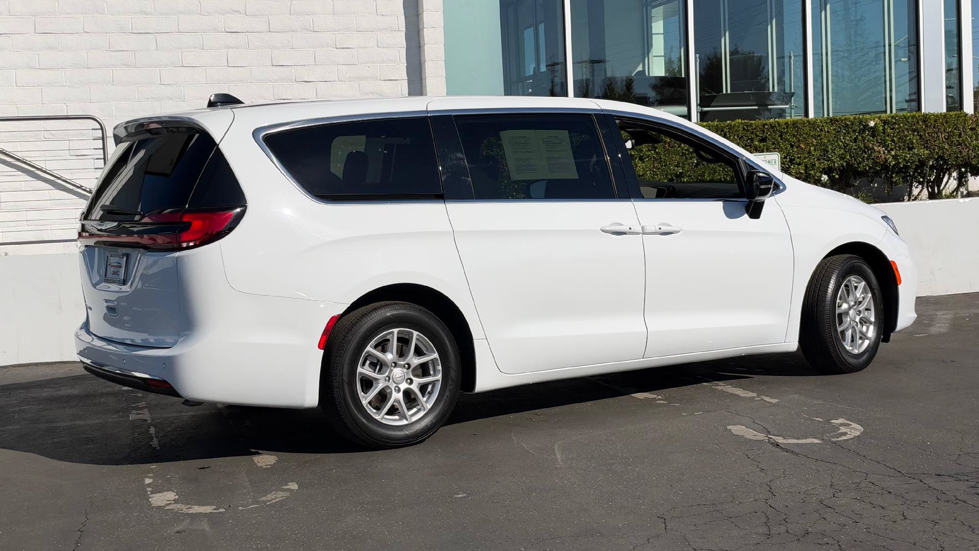 Used 2025 Chrysler Pacifica Select FWD image 4
