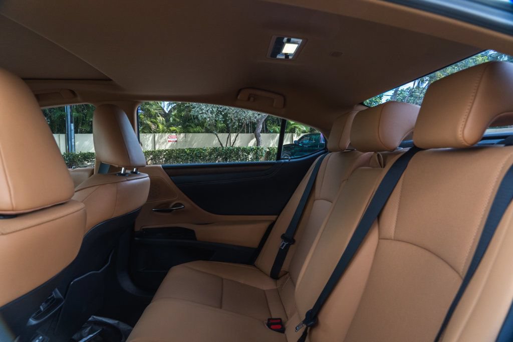 Used 2025 Lexus ES 300h w/ Premium Package FWD image 21
