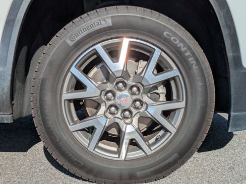Used 2022 GMC Acadia SLE w/ Driver Convenience Package FWD image 11