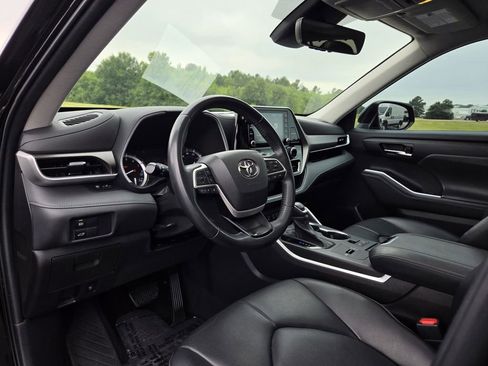 Used 2022 Toyota Highlander XLE FWD image 13