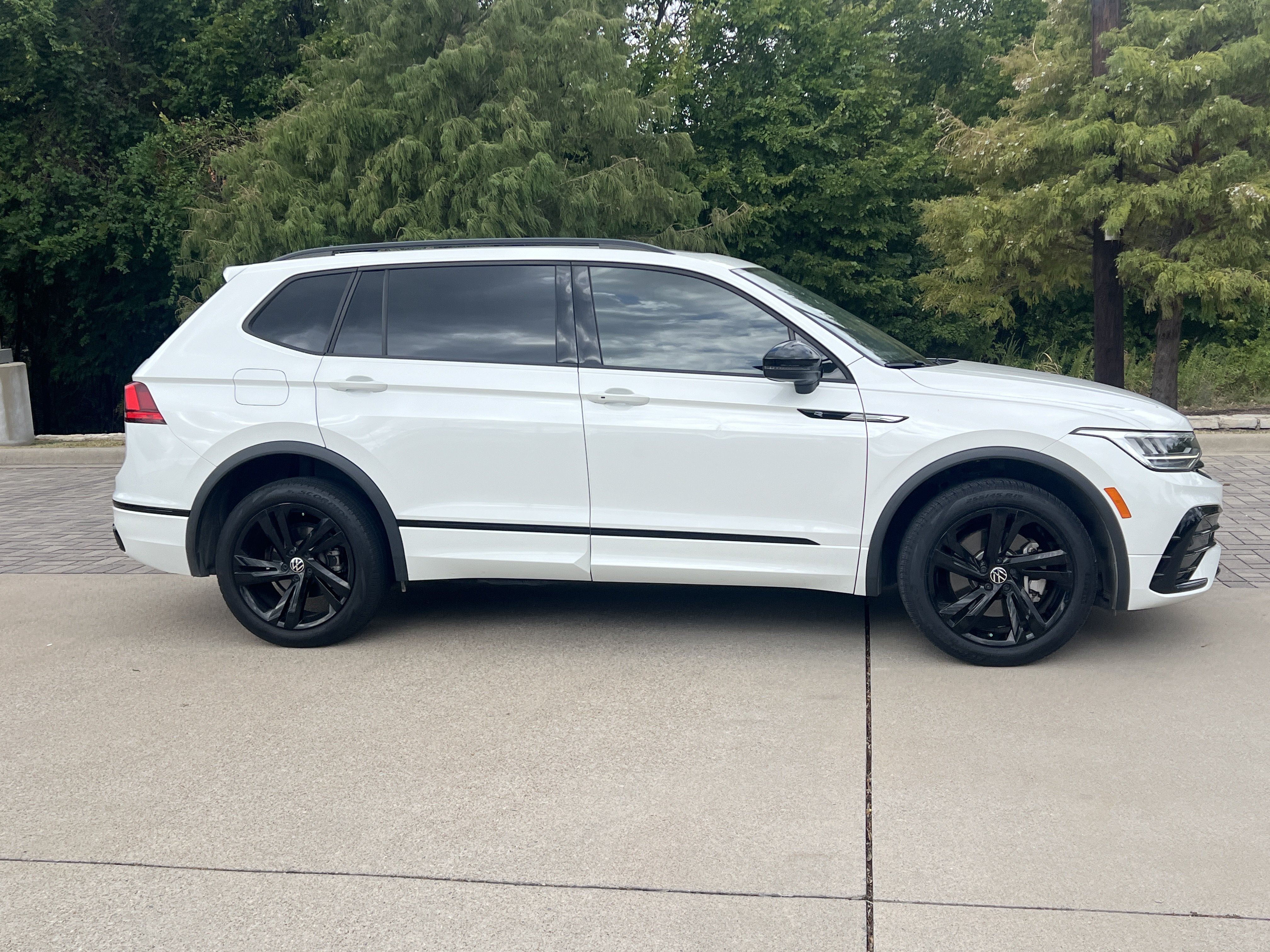 Certified 2024 Volkswagen Tiguan SE R-Line FWD image 10