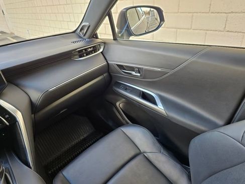 Used 2022 Toyota Venza XLE image 38