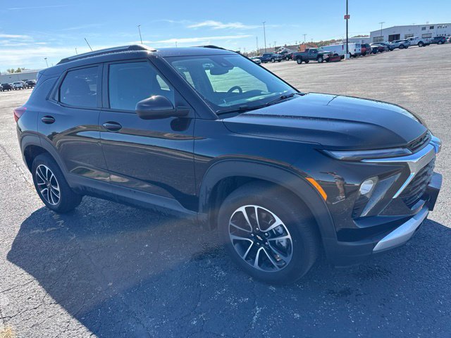 Used 2025 Chevrolet TrailBlazer LT AWD/4WD image 3