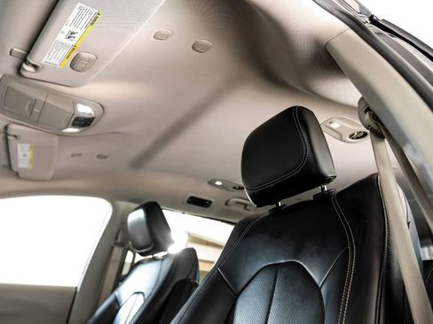 Used 2020 Chrysler Voyager Lxi image 31