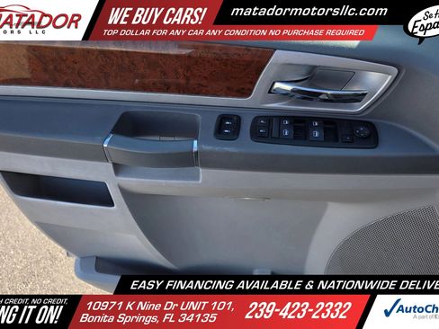 Used 2009 Chrysler Town & Country Touring FWD image 9