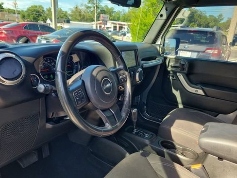 Used 2018 Jeep Wrangler Unlimited Sahara w/ Connectivity Group AWD/4WD image 18