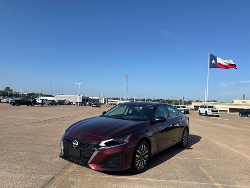 Certified 2025 Nissan Altima 2.5 SV FWD image 8