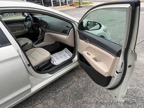 Used 2017 Hyundai Elantra SE image 16