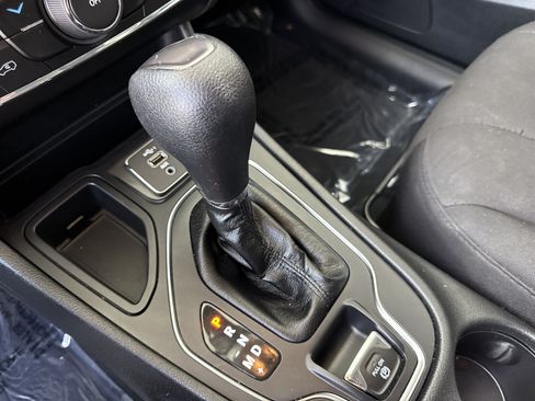 Used 2019 Jeep Cherokee Latitude w/ Popular Appearance Group FWD image 25