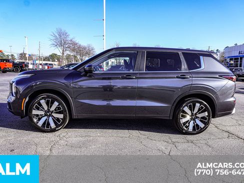 Used 2025 Mitsubishi Outlander SE image 10