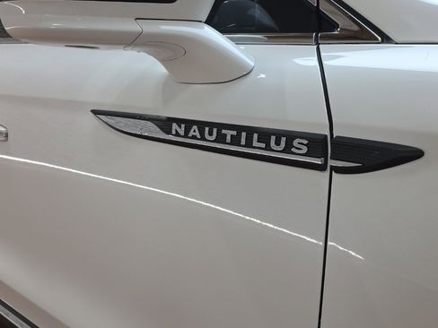 Used 2022 Lincoln Nautilus Reserve image 9