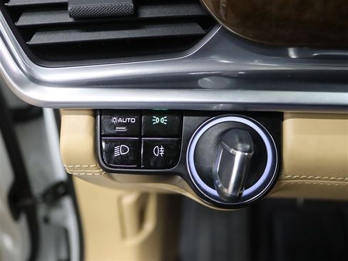 Used 2018 Porsche Panamera 4S image 37