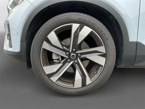 Used 2024 Volvo XC40 B5 Plus w/ Protection Package Premier image 15