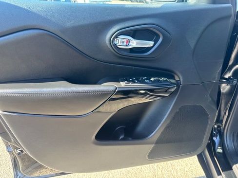 Used 2019 Jeep Cherokee Latitude Plus FWD image 14