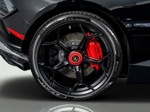Used 2018 Lamborghini Huracan Performante AWD/4WD image 10