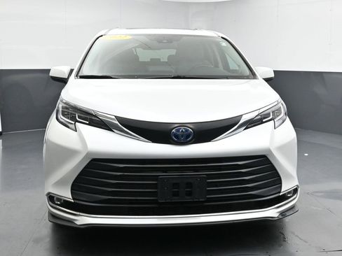 Used 2022 Toyota Sienna XLE image 3