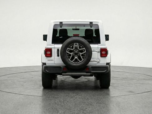 Used 2025 Jeep Wrangler Sahara image 7