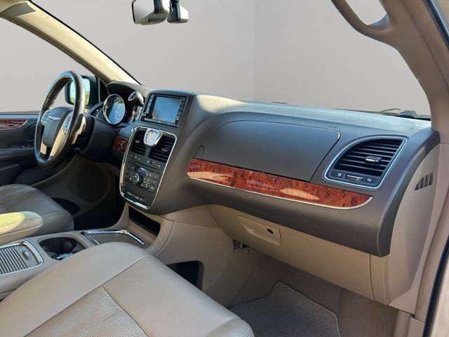 Used 2015 Chrysler Town & Country Touring-L w/ Driver Convenience Group FWD image 28