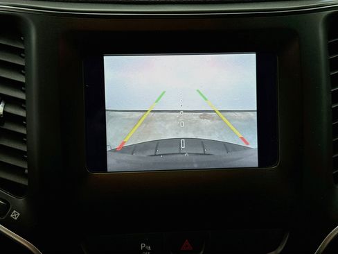 Used 2020 Jeep Cherokee Latitude Plus FWD image 23