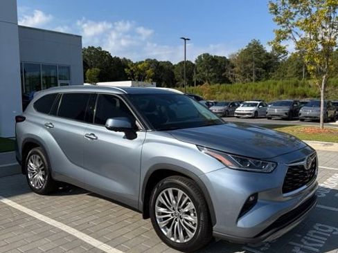 Used 2024 Toyota Highlander Platinum FWD image 2