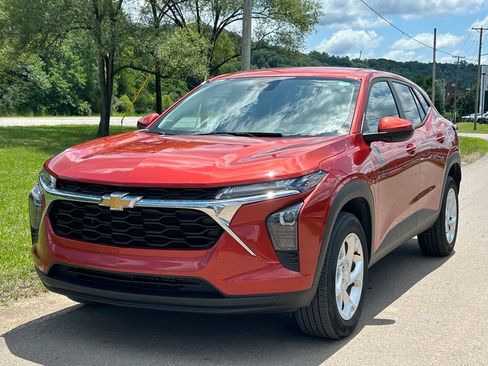 Used 2024 Chevrolet Trax LS w/ LS Convenience Package FWD image 1