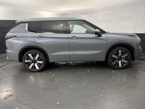 New 2025 Mitsubishi Outlander SE image 2