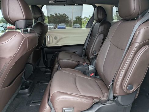 Used 2024 Toyota Sienna Platinum FWD image 17