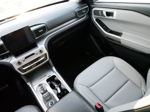 Used 2021 Ford Explorer XLT w/ Equipment Group 202A image 11