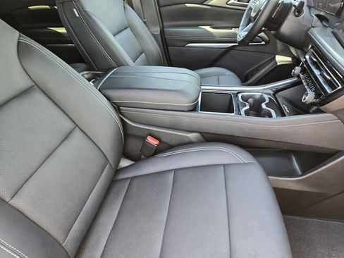 Used 2025 Chevrolet Traverse LT FWD image 19