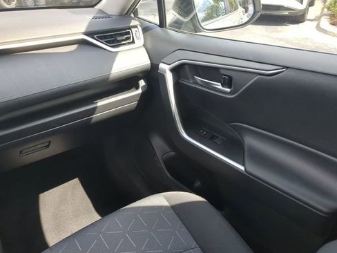 Used 2021 Toyota RAV4 XLE w/ Convenience Package FWD image 20