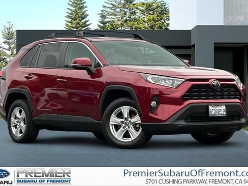 Used 2021 Toyota RAV4 XLE w/ Convenience Package FWD image 1