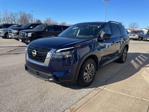 Used 2025 Nissan Pathfinder SV AWD/4WD image 2