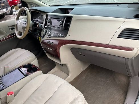 Used 2014 Toyota Sienna XLE image 23