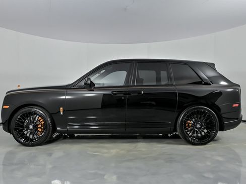 Used 2022 Rolls-Royce Cullinan w/ Dark Exterior Package image 8