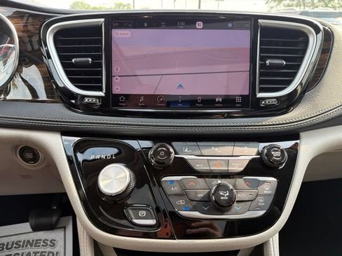 Used 2023 Chrysler Pacifica Limited FWD image 19