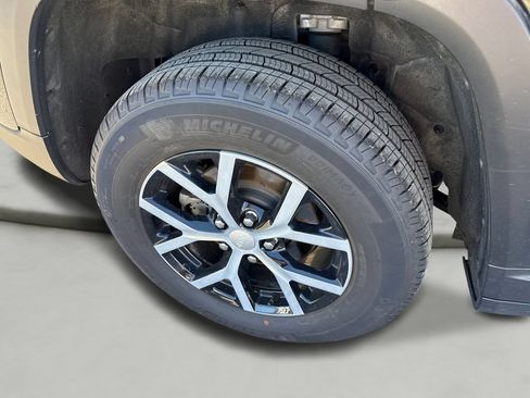 Used 2025 Jeep Grand Cherokee Limited AWD/4WD image 9