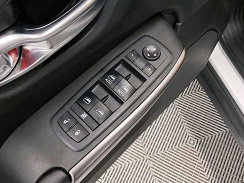 Used 2019 Jeep Cherokee Latitude Plus w/ Cold Weather Group AWD/4WD image 38