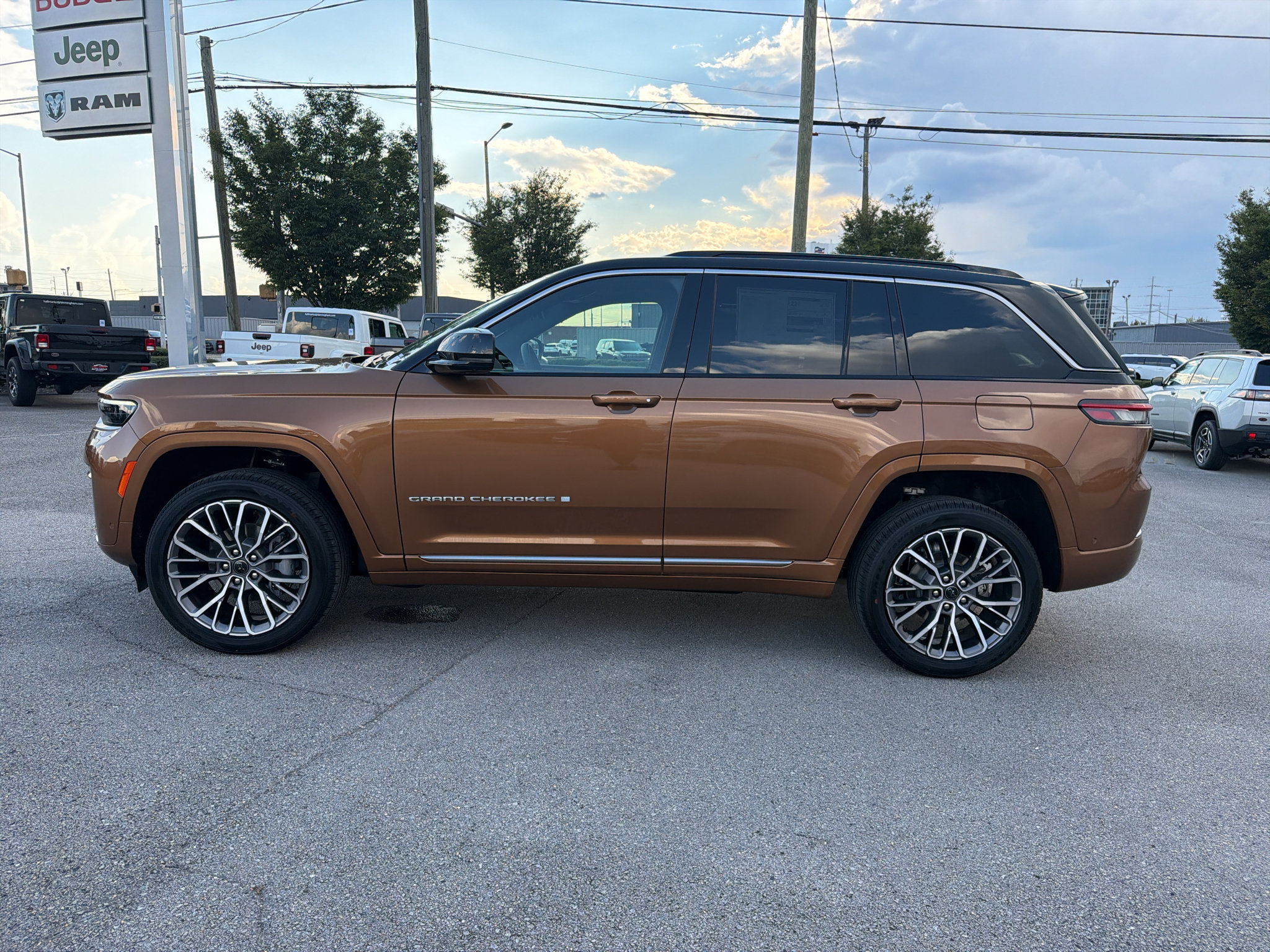 New 2027 Jeep Grand Cherokee Summit AWD/4WD image 17