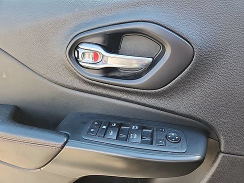 Used 2022 Jeep Cherokee Trailhawk w/ Comfort/Convenience Group AWD/4WD image 29