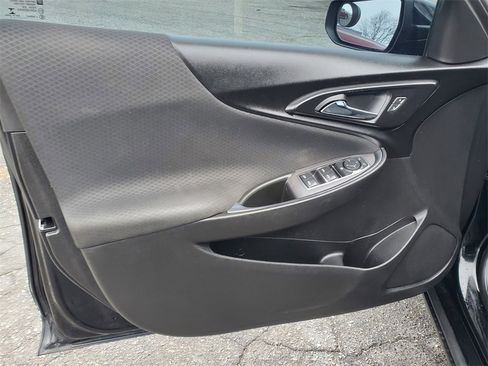 Used 2017 Chevrolet Malibu LT image 9