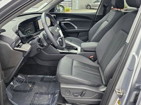 Certified 2025 Audi Q5 Premium w/ Convenience Package AWD/4WD image 2