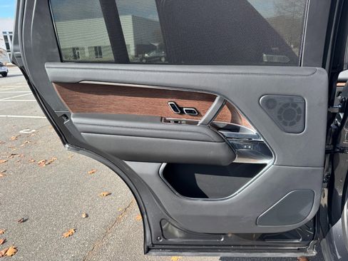 Used 2024 Land Rover Range Rover Long Wheelbase SE image 40