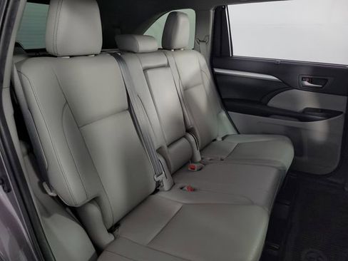 Used 2019 Toyota Highlander XLE AWD/4WD image 18