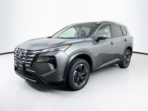 Used 2025 Nissan Rogue SV w/ SV Premium Package FWD image 3