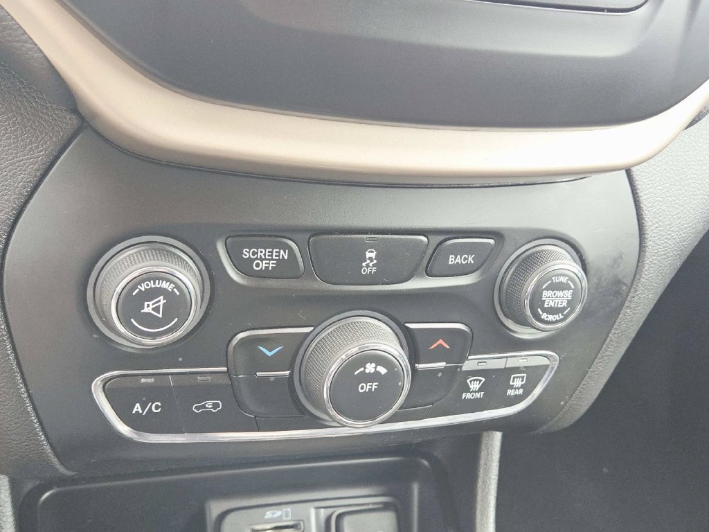 Used 2018 Jeep Cherokee Latitude w/ Cold Weather Group AWD/4WD image 26