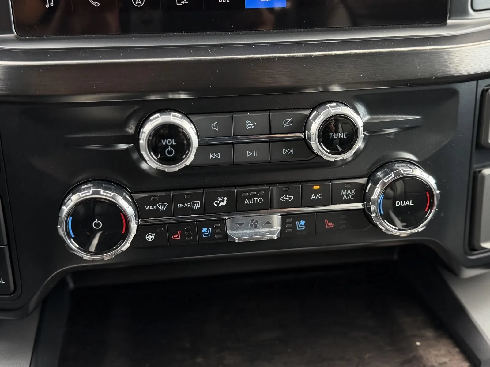 Used 2024 Ford F250 Lariat w/ Lariat Ultimate Package AWD/4WD image 37
