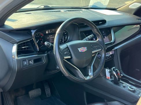 Used 2022 Cadillac XT6 Premium Luxury image 9
