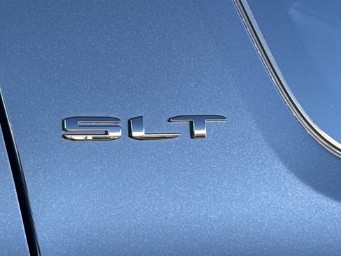 Used 2023 GMC Acadia SLT w/ Elevation Edition image 8