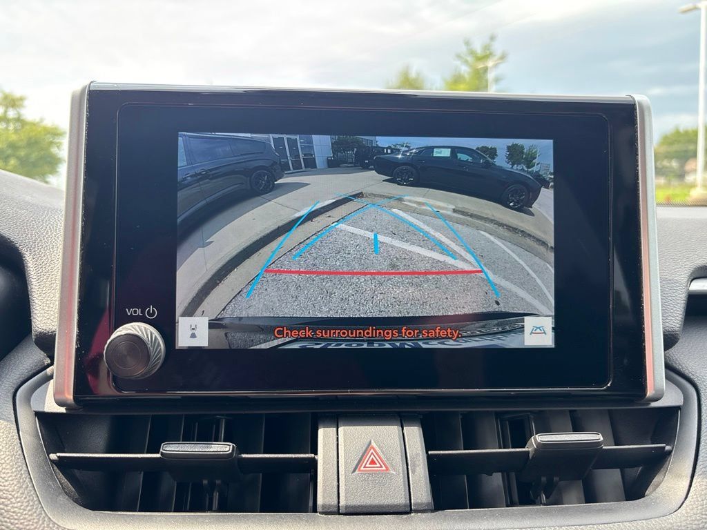 Used 2025 Toyota RAV4 XLE FWD image 41