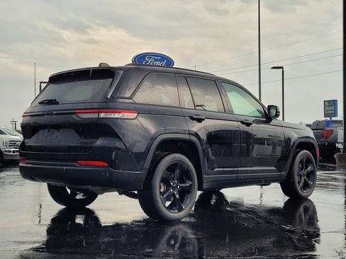 Used 2023 Jeep Grand Cherokee Limited w/ Luxury Tech Group II AWD/4WD image 4